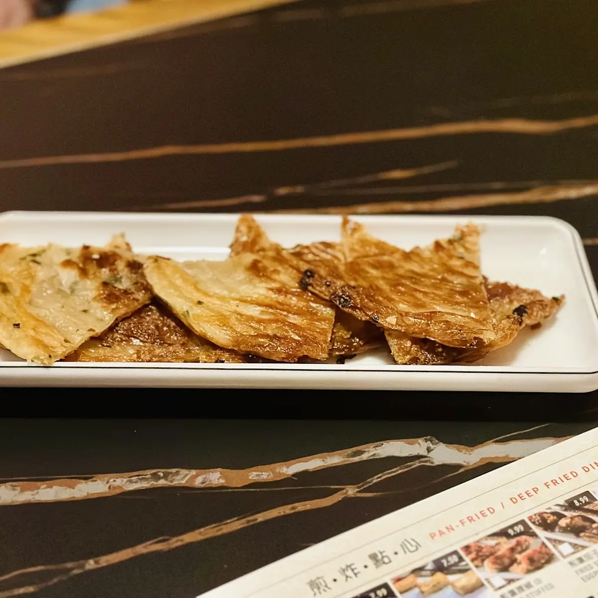 pan-fried pork dumpling 香煎猪肉锅贴